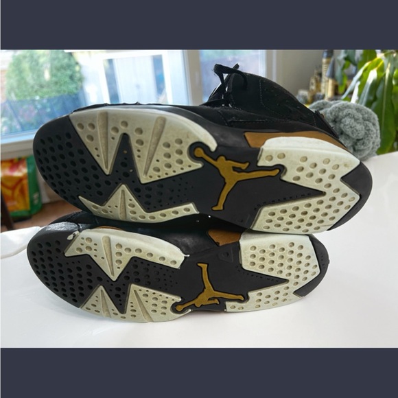 Nike Air Jordan 6 Retro -The 2020 edition. Made for kids. Good used condition. - Picture 3 of 4